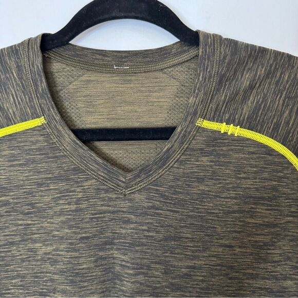 Men's Lululemon Metal Vent Tech Performance V-Neck ARMY GREEN T-Shirt, Sz L - Picture 2 of 9